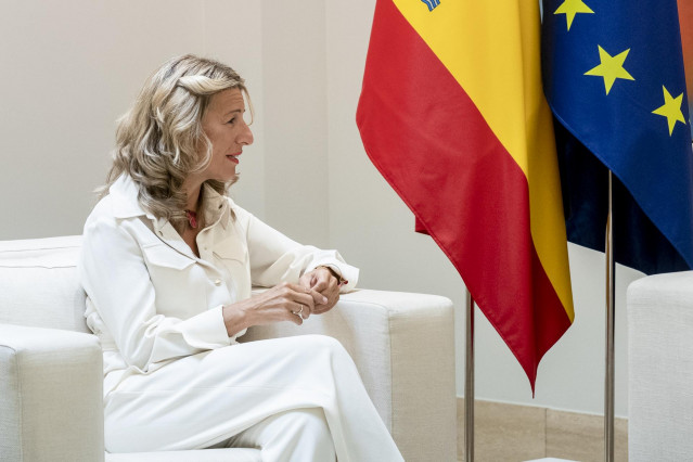 La vicepresidenta segunda y ministra de Trabajo, Yolanda Díaz, durante una reunión con el presidente del Gobierno, en el Palacio de La Moncloa, a 4 de octubre de 2022, en Madrid (España). Durante la reunión para el acuerdo de los PGE para 2023, el Gobiern