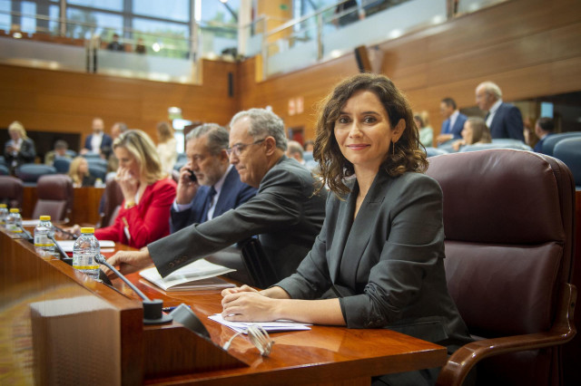 La presidenta de la Comunidad de Madrid, Isabel Díaz Ayuso,  durante una sesión plenaria en la Asamblea de Madrid, a 6 de octubre de 2022, en Madrid (España).