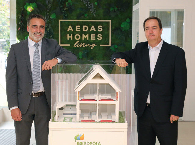Antonio Armengot,, delegado comercial de Iberdrola en Madrid, y Luis García Malo de Molina, Director de Operaciones de AEDAS Homes, en la firma del acuerdo.