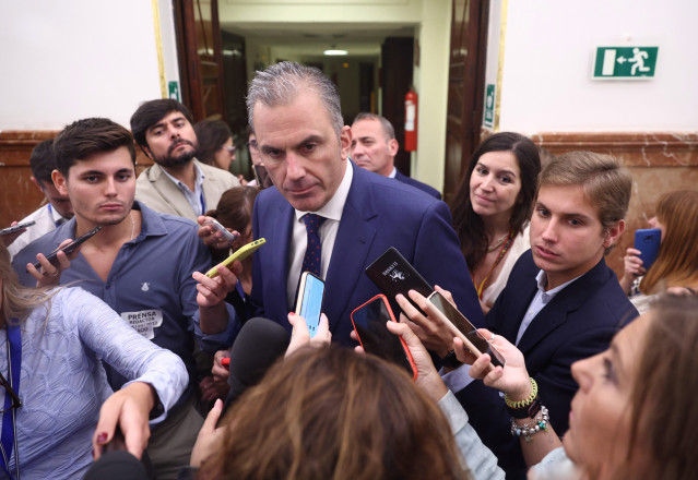 El candidato a la alcaldía de Madrid por Vox, Javier Ortega Smith, ofrece declaraciones a los medios a su salida de una sesión plenaria