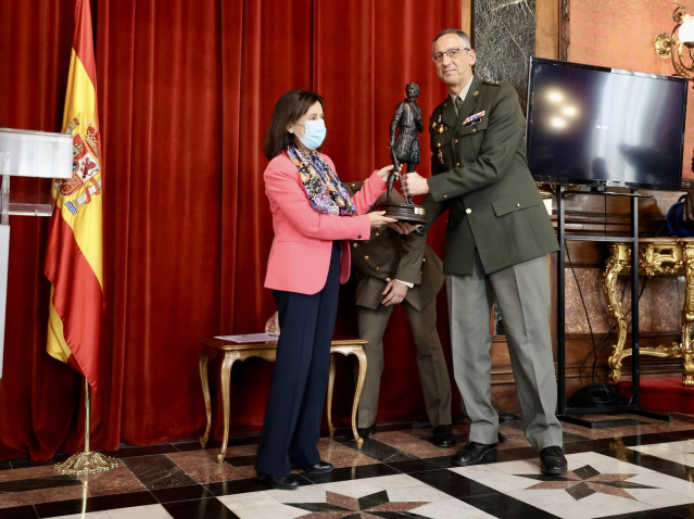 La ministra de Defensa, Margarita Robles, y el director del Hospital General de la Defensa en Zaragoza, Juan Antonio Lara Garrido, posan en la entrega del Premio Extraordinario de Defensa 2022.