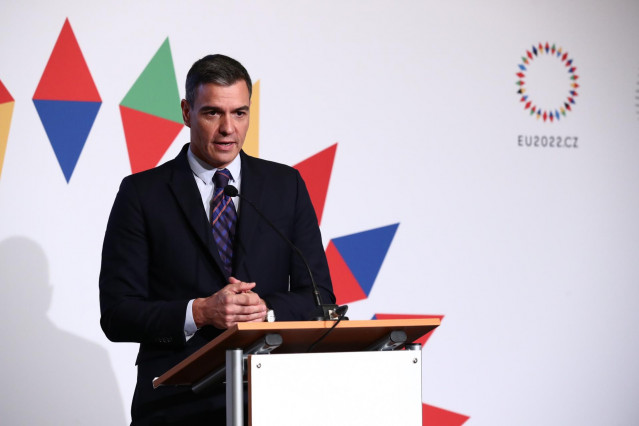 El presidente del Gobierno, Pedro Sánchez, en rueda de prensa en Praga