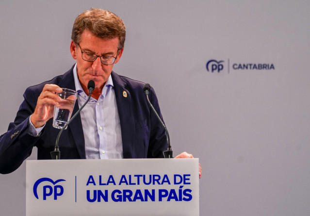 El presidente del Partido Popular, Alberto Núñez Feijóo, interviene durante la clausura del congreso del PP de Cantabria