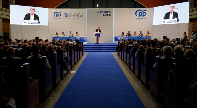 El presidente del Partido Popular, Alberto Núñez Feijóo, interviene durante la clausura del congreso del PP de Cantabria