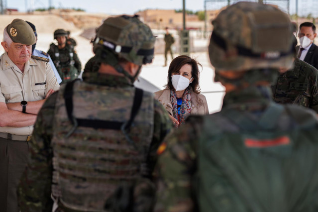 Archivo - La ministra de Defensa, Margarita Robles, durante su visita a la Brigada ‘Almogávares’ VI de Paracaidistas del Ejército de Tierra, en la base ‘Príncipe’ de Paracuellos de Jarama, a 24 de junio de 2022, en Paracuellos de Jarama, Madrid (España).