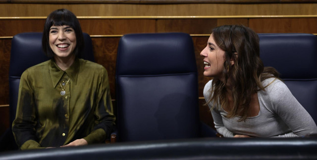 La ministra de Ciencia e Innovación, Diana Morant (i) y la ministra de Igualdad, Irene Montero (d), durante una sesión plenaria en el Congreso de los Diputados, a 13 de octubre de 2022, en Madrid (España).