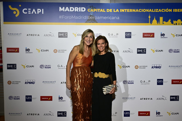 Archivo - Núria Vilanova, presidenta de Ceapi, y Almudena Maíllo del Valle, concejala de Turismo del Ayuntamiento de Madrid.