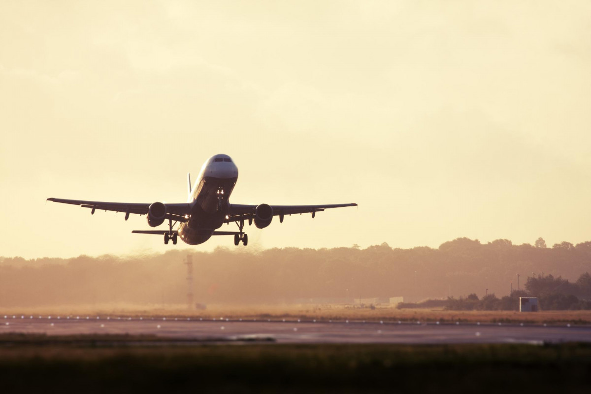 Archivo - Un avión despega en un aeropuerto