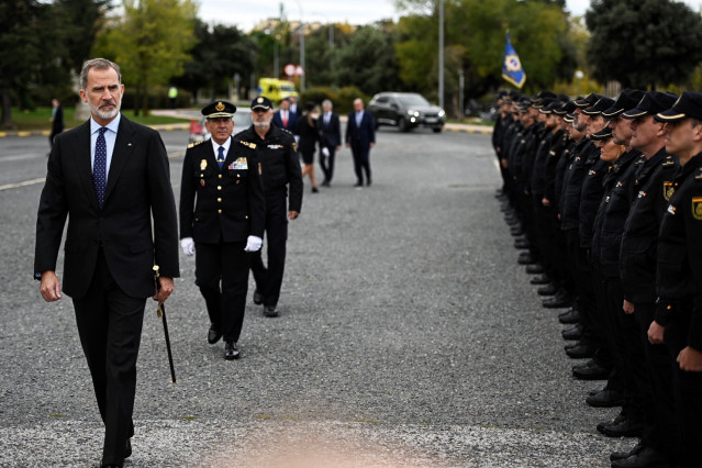 El Rey Felipe VI (c) a su llegada a la inauguración del Primer Curso Académico del Centro Universitario de Formación de la Policía Nacional en Ávila.