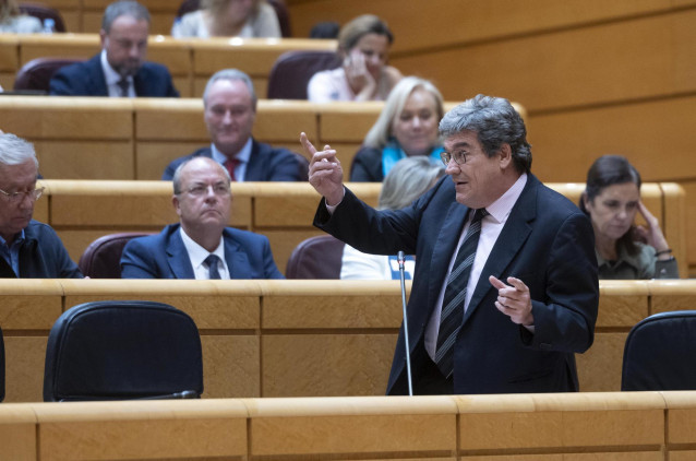 El ministro de Inclusión, Seguridad Social y Migraciones, José Luis Escrivá, interviene en una sesión de control al Gobierno en el Senado, a 25 de octubre de 2022, en Madrid (España). El Senado celebra hoy una sesión de control al Gobierno después del deb