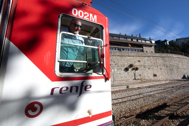 Archivo - Un maquinista del tren entre Cercedilla y Cotos