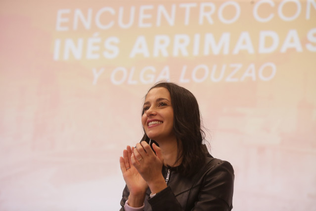 La líder de Ciudadanos, Inés Arrimadas, aplaude durante un acto de refundación de su partido.