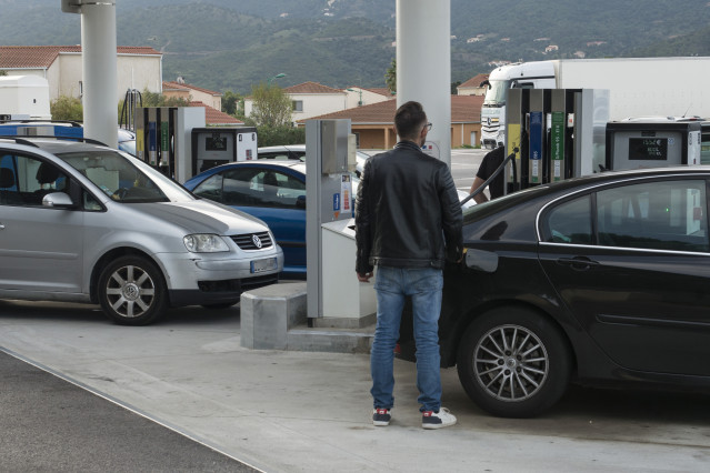 Un hombre resposta su vehículo en una gasolinera de El Boulou