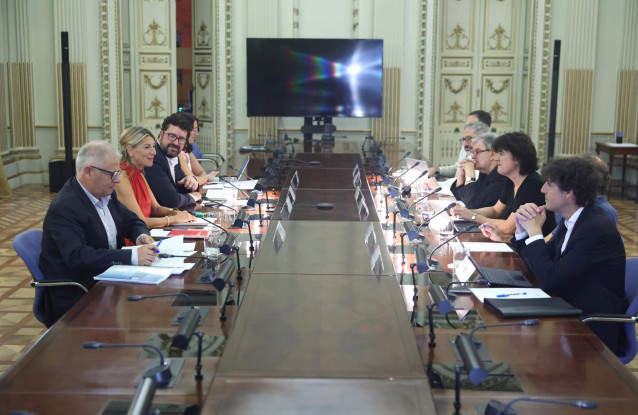 Archivo - La vicepresidenta segunda, Yolanda Díaz (de rojo), en su reunión con el Comité de Expertos del SMI del pasado mes de septiembre
