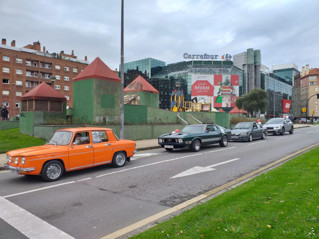 Archivo - Manifestación de coches antiguos e históricos en Gijón