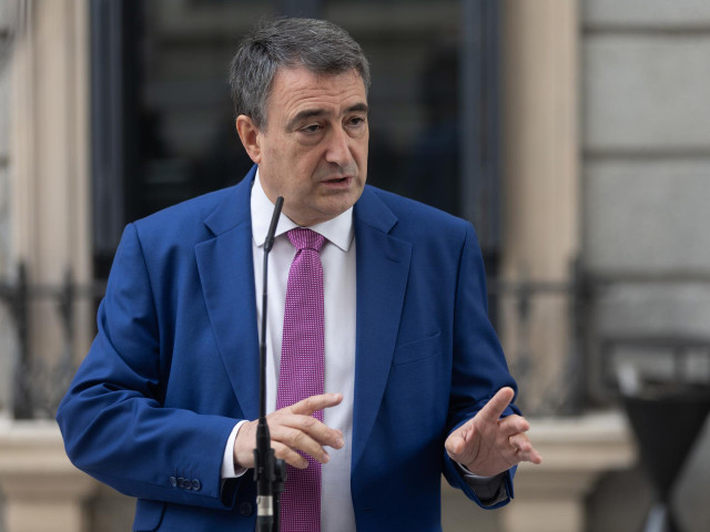 El portavoz del PNV en el Congreso, Aitor Esteban, ofrece declaraciones a los medios