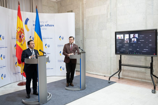El ministro de Asuntos Exteriores, José Manuel Albares, con su homólogo ucraniano, Dimitro Kuleba, el 9 de febrero en Kiev