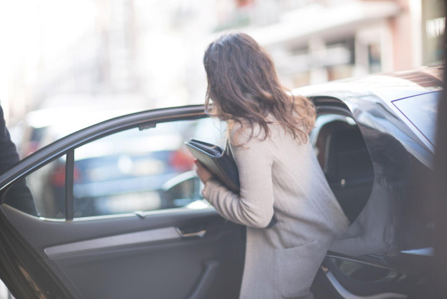 Archivo - Una mujer entra en un Uber.
