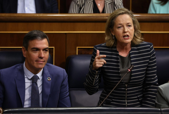 El presidente del Gobierno, Pedro Sánchez y la vicepresidenta primera y ministra de Asuntos Económicos y Transformación Digital, Nadia Calviño, interviene durante una sesión plenaria en el Congreso de los Diputados, a 2 de noviembre de 2022, en Madrid