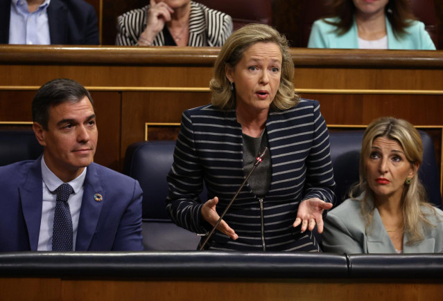 (I-D) El presidente del Gobierno, Pedro Sánchez; la vicepresidenta primera y ministra de Asuntos Económicos y Transformación Digital, Nadia Calviño y la vicepresidenta segunda y ministra de Trabajo y Economía Social, Yolanda Díaz, durante una sesión plena