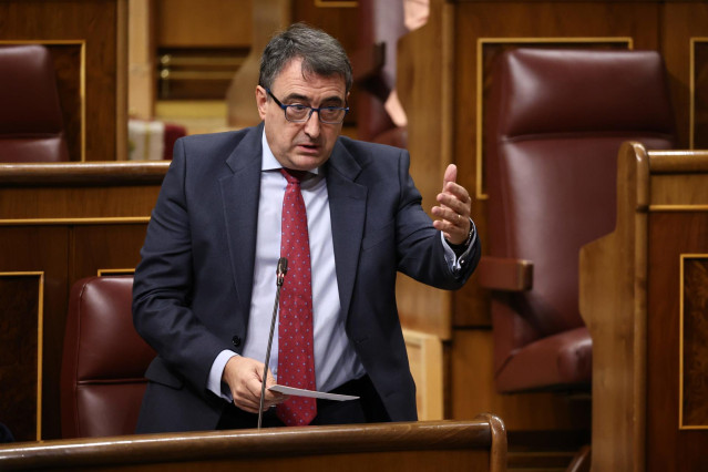 El portavoz del PNV en el Congreso, Aitor Esteban, interviene durante una sesión plenaria en el Congreso de los Diputados, a 2 de noviembre de 2022, en Madrid (España).