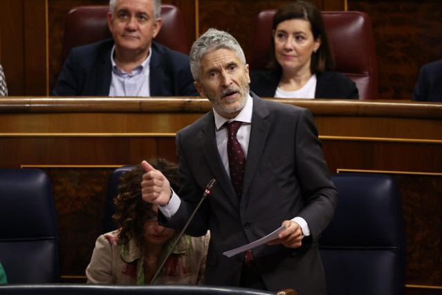 El ministro de Interior, Fernando Grande-Marlaska, interviene durante una sesión plenaria en el Congreso de los Diputados