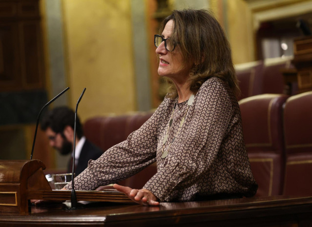 La vicepresidenta tercera y ministra de la Transición Ecológica y Reto Democrático, Teresa Ribera, interpela durante una sesión plenaria en el Congreso