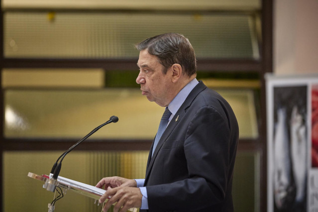 El ministro de Agricultura, Pesca y Alimentación, Luis Planas, interviene en el acto de inauguración de la XI Asamblea de la Federación Nacional de Cofradías de Pescadores (FNCP), en la sede del ministerio, a 21 de octubre de 2022, en Madrid (España).