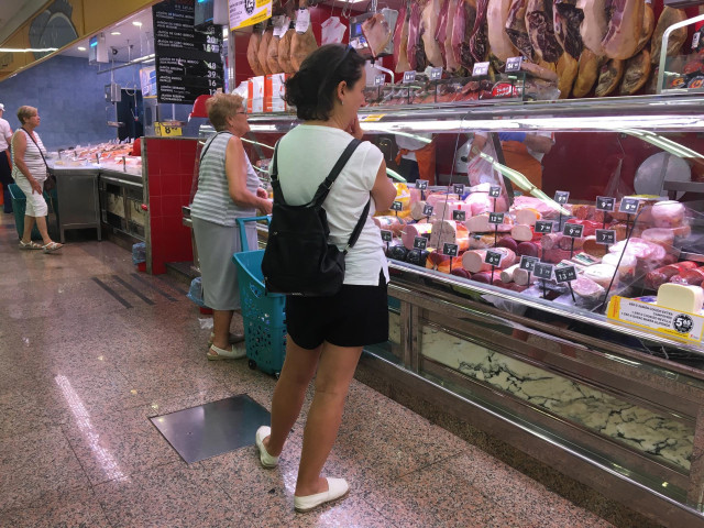 Archivo - Gente comprando en un súper