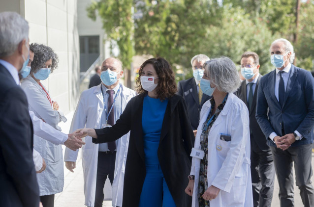 La presidenta de la Comunidad de Madrid, Isabel Díaz Ayuso, saluda a su llegada a la inauguración del nuevo Centro Quirúrgico del Hospital público Gregorio Marañón, a 2 de noviembre de 2022