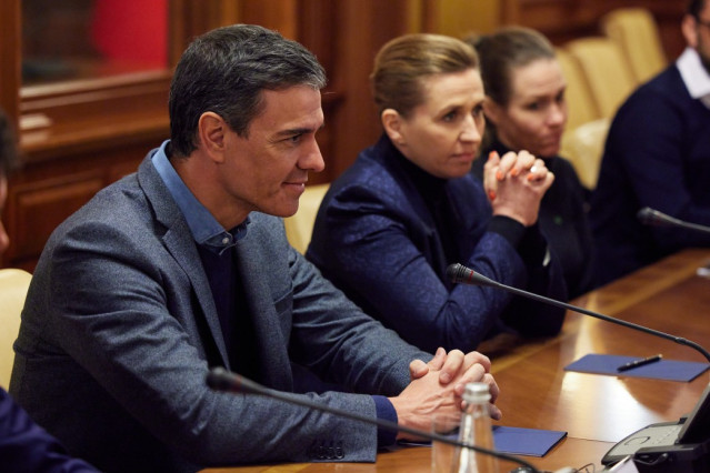 Archivo - El presidente del Gobierno, Pedro Sánchez (1i), y la primera ministra de Dinamarca, Mette Frederiksen (2i), durante una reunión, a 21 de abril de 2022, en Kiev (Ucrania).