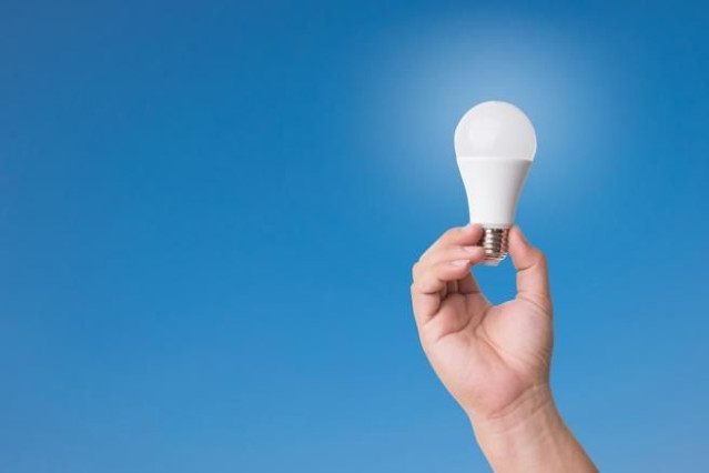 Archivo - Una bombilla LED