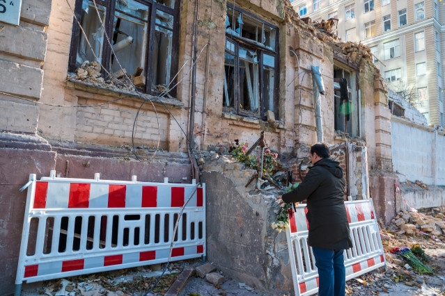 El ministro de Asuntos Exteriores, José Manuel Albares, realiza una ofrenda floral en un edificio bombardeado por Rusia en Kiev