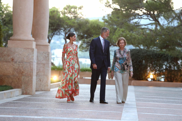 Archivo - Los Reyes, Felipe VI (c) y Letizia (1i), y la Reina Sofía (1d) a su llegada a una recepción ofrecida a las autoridades de las Illes Baleares y a una representación de la sociedad balear, en el Palacio de Marivent.