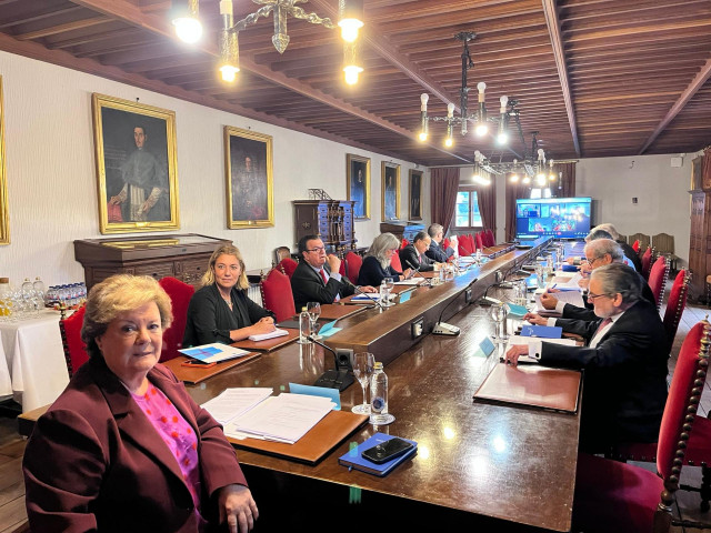 La presidenta del Tribunal de Cuentas, Enriqueta Chicano, en una reunión con los órganos de control externo de las comunidades
