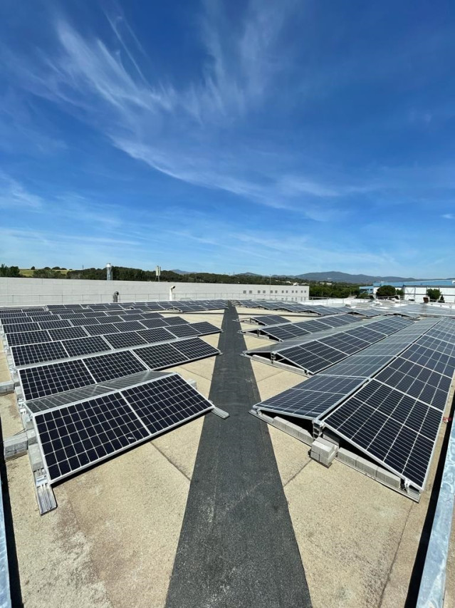 Paneles solares instalados por SolarProfit en las instalaciones de Noucor en Palau-solità i Plegamans