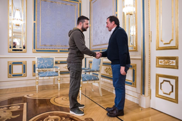 El presidente de Ucrania, Volodimir Zelenski, saluda al ministro de Exteriores, José Manuel Albares, durante su visita a Kiev