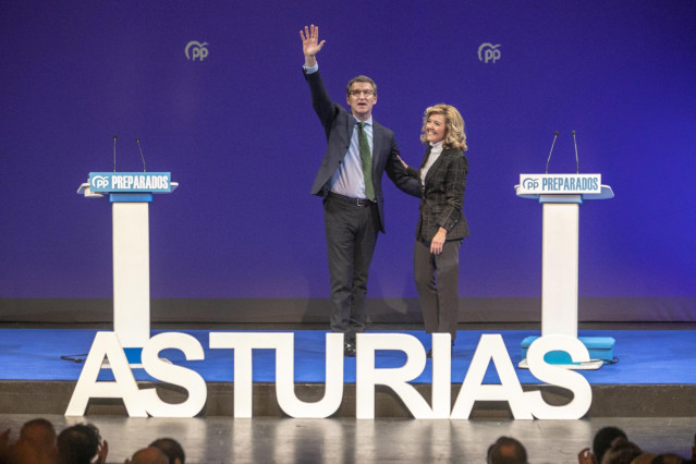 Archivo -  Alberto Núñez Feijóo y Teresa Mallada durante un acto celebrado con afiliados del PP para exponer su proyecto político, en el Teatro Campoamor de Oviedo, a 17 de marzo de 2022, en Oviedo, Asturias (España).