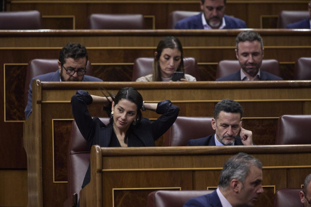 La líder de Ciudadanos, Inés Arrimadas y el portavoz parlamentario de Cs en el Congreso, Edmundo Bal, durante una sesión plenaria en el Congreso