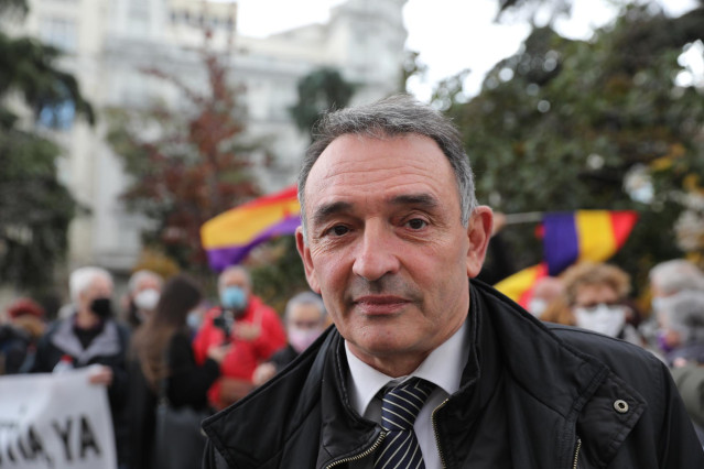Archivo - El diputado de Unidas Podemos en el Congreso y dirigente de IU, Enrique Santiago, en una manifestación por los derechos de las víctimas del franquismo, frente al Congreso de los Diputados, a 10 de diciembre de 2021, en Madrid (España).