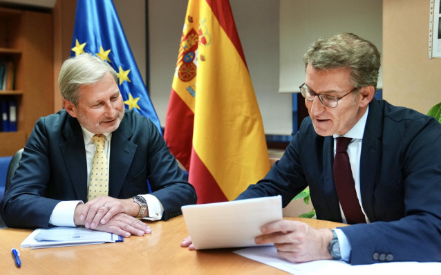 El comisario de Presupuestos y Administración, Johannes Hahn, y el líder del PP, Alberto Núñez Feijóo