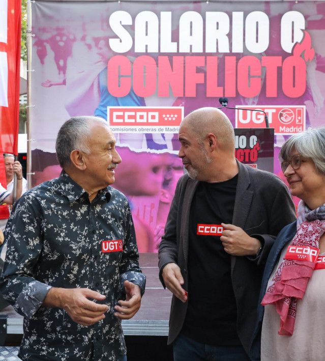 (I-D) El secretario General de UGT, Pepe Álvarez; el secretario general de CC OO, Unai Sordo; y la secretaria de CCOO en Madrid, Paloma López, en una concentración ante la CEOE el pasado 7 de octubre