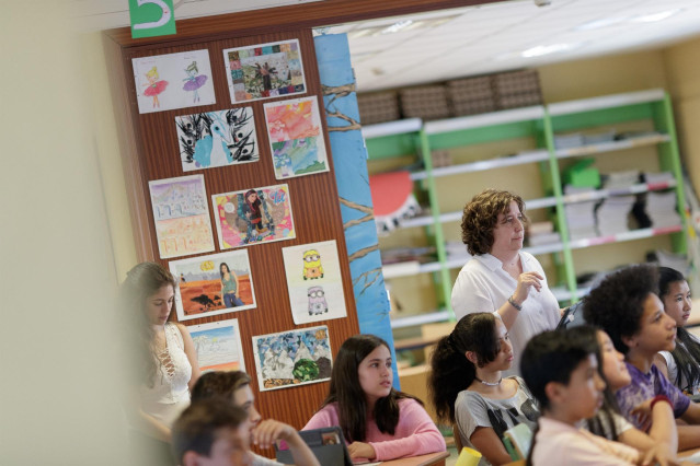 Archivo - Una profesora impartiendo clase en un colegio