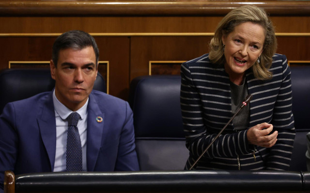 El presidente del Gobierno, Pedro Sánchez y la vicepresidenta primera y ministra de Asuntos Económicos y Transformación Digital, Nadia Calviño, interviene durante una sesión plenaria en el Congreso de los Diputados