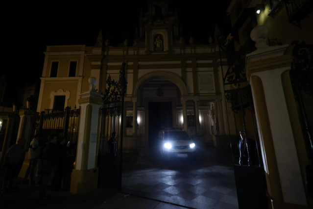 El coche de la funeraria a la salida de la basílica tras la exhumación de Queipo de Llano. a 2 de noviembre de 2022 en Sevilla (Andalucía, España).