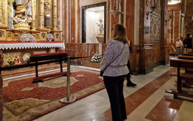 Una alfombra cubre la zona donde estaban las sepulturas de Queipo de Llano y su esposa en la Basílica de la Macarena.