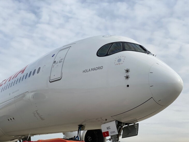 Archivo - Airbus A350-900 con nombre 'Hola Madrid'