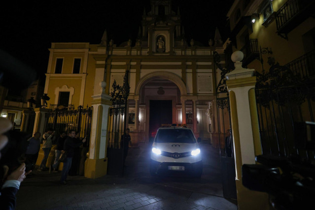 El coche de la funeraria a la salida de la basílica tras la exhumación de Queipo de Llano