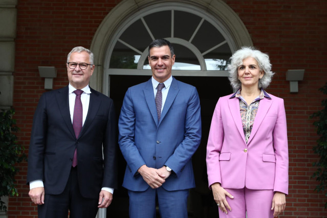 El presidente del Gobierno, Pedro Sánchez, y el consejero delegado del Grupo A.P. Møller-Maersk, Søren Skou