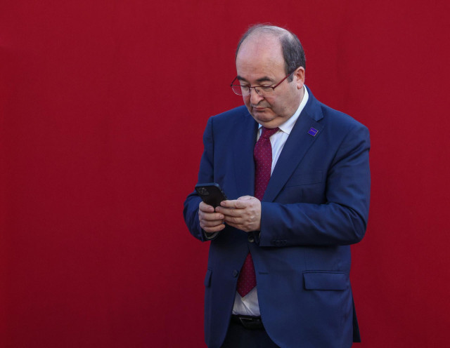 El ministro de Cultura, Miquel Iceta, durante el acto solemne de homenaje a la bandera nacional y desfile militar en el Día de la Hispanidad, a 12 de octubre de 2022, en Madrid (España). Los actos por el Día de la Fiesta de la Hispanidad comienzan con el